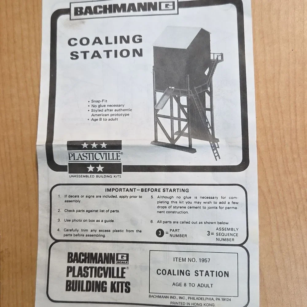 lot of 5 HO scale Train Cars, Tower, Buildings and more - Picture 11 of 12